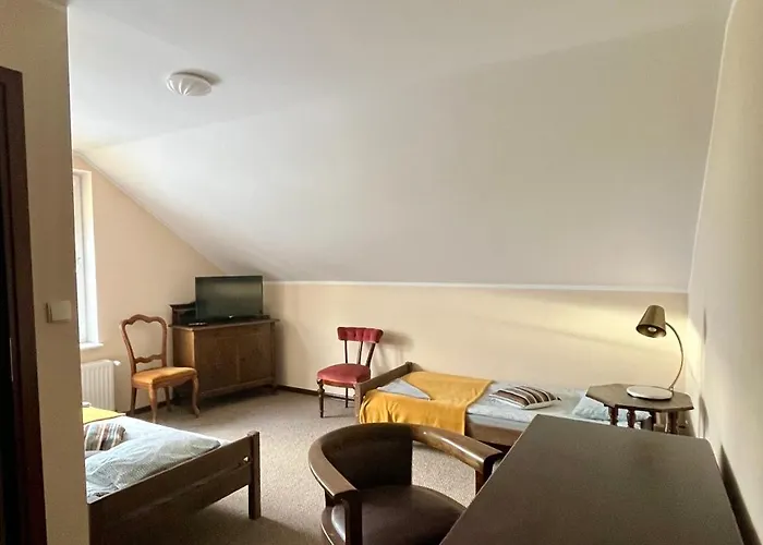 Gosciniec Pod Klosem Bed & Breakfast Klos